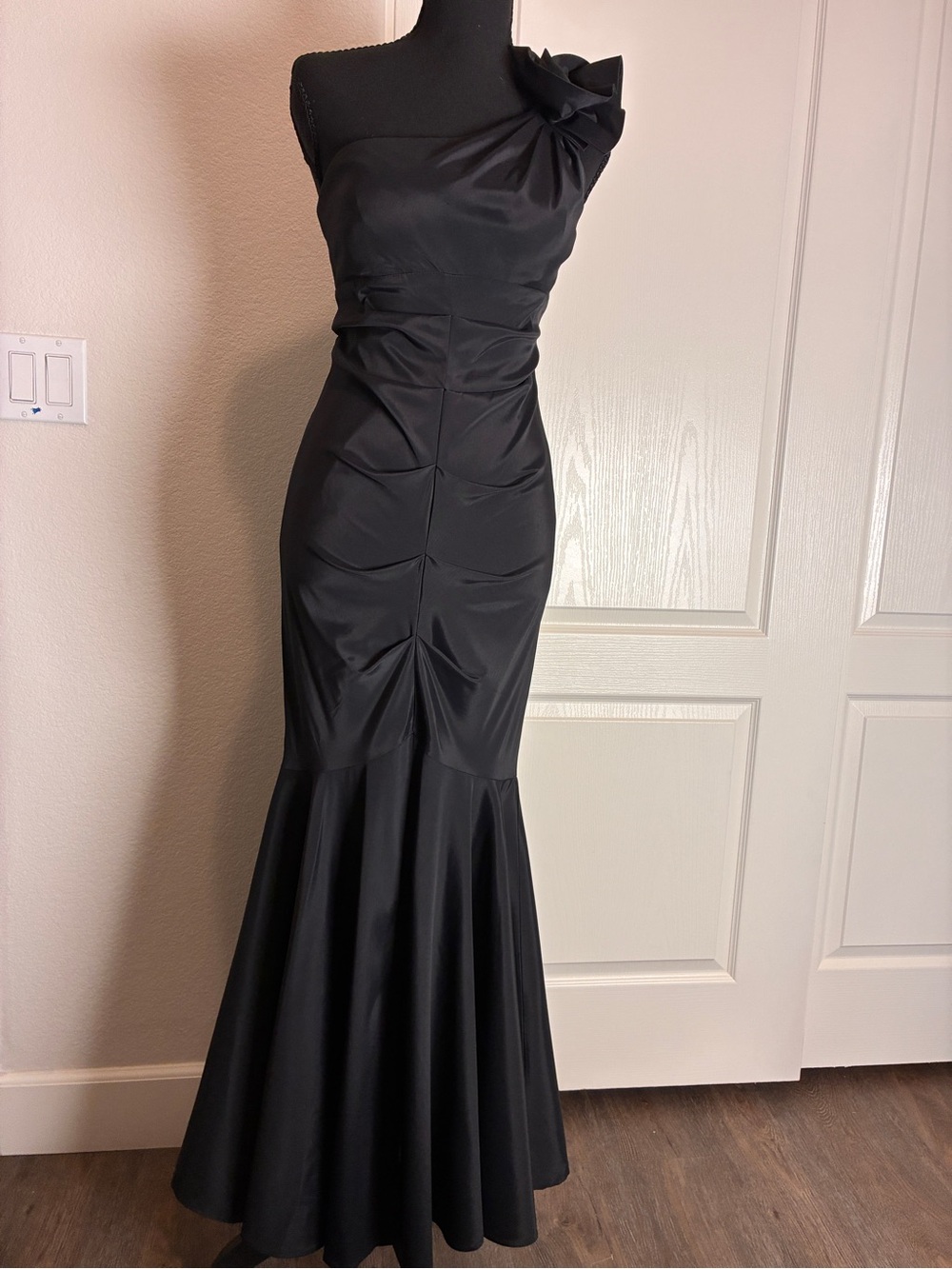 Cache Black One-Shoulder Mermaid Gown with Shoulder Bow- size 6